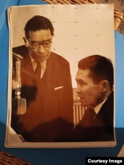 Төлөмүш Жакып уулу эфирде отурат.