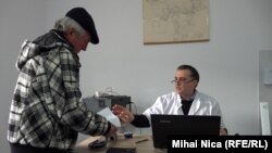 Localnicii din comuna Cănești, județul Buzău, se consideră norocoși că medicul de familie Florin Pleșa vine și de două ori pe săptămână în localitatea lor, ca să îi consulte. Oamenii din comunele din jur nu au acest „noroc” și merg în alte localități atunci când au nevoie.