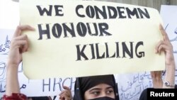  د غیرت په نامه وژنو پر ضد، په اسلام اباد کې د بشري حقونو فعالان مظاهره کوي - انځور له ارشیفه