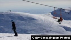 În România funcţionează peste 60 de telescaune, telegondole şi telecabine. Majoritatea deservesc domenii schiabile, iar unele dintre ele – cele din zonele montane cu mare aflux de turişti, precum Valea Prahovei – sunt în funcțiune şi vara. 