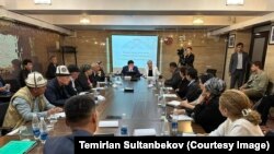 "Апрелчи" уюмдардын жыйыны. Темирлан Султанбеков менен Нурия Айдабосунова башында отурат. 23-апрель, 2024-жыл.