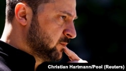 Володимир Зеленський перерахував низку положень угоди, зазначивши, що вона передбачає, зокрема, надання Україні винищувачів та систем Patriot, а також співпрацю в оборонній індустрії