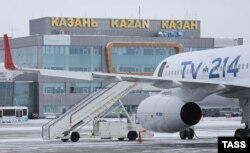 Самолет Ту-214 на территории международного аэропорта "Казань". Россия, Республика Татарстан, декабрь 2023 года