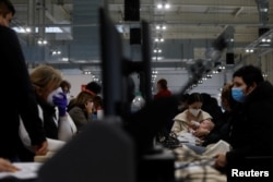 «Демографічну стратегію ухвалили у вересні 2024 року. І ми вже активно її впроваджуємо. Підхід з комплексної родинної підтримки жінок з дітьми – це підхід, який ми заклали в демографічну стратегію. Це один з ключових напрямів цієї стратегії», – говорить Дарія Марчак