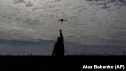 За словами міністра, щоб бути в просторі миру, треба сьогодні підтримувати Україну. Ілюстраційне фото: український військовий на лінії фронту поблизу Бахмута, квітень 2024 року