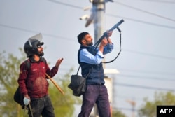 د اسلام اباد پولیسو د مارچ پر ۱۸مه د تحریک انصاف د پلویانو منتشرولو لپاره اوښکې بهوونکی ګیس وکاراوه.