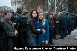 Обласний прокурор Олександр Шацький (зліва у сірому пальто) під час «Яєчної неділі». Фото з власного архіву Катерини Клочко