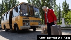 Українці з окупованого лівобережжя Херсонщини евакуюються через Росію