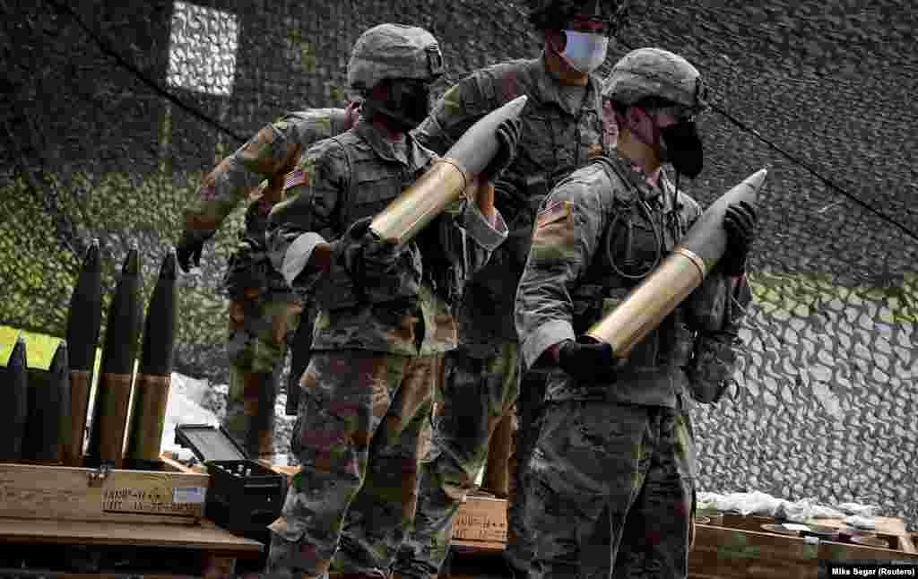 Artiljerijski meci kalibra 105 mm.