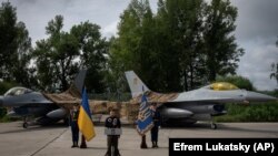 Президент України Володимир Зеленський презентує винищувачі F-16 ЗСУ, 4 серпня 2024 року