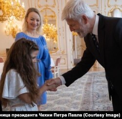 Петр Павел тисне руку Поліні Бутківській