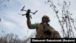 Оборонці Часового Яру кажуть, що зараз штурми армії РФ відбивають передусім завдяки БПЛА. На фото: український військовий з дроном біля міста, 8 березня 2023 року