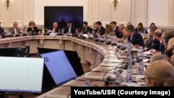 Comisiile juridică, de apărare şi de muncă din Senat în timpul dezbaterilor cu privire la amendamentele depuse de PSD, PNL și UDMR la proiectul de lege al Guvernului privind pensiile speciale.