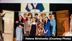 Хлопці та дівчата об’єдналися, щоб бути в україномовному середовищі і допомагати українській армії