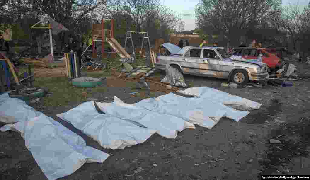 &laquo;З кожної родини, з кожного дому були присутні люди на цьому вшануванні. Це жахлива трагедія&raquo;, &ndash;&nbsp;сказав Клименко в ефірі загальноукраїнського марафону. У Харківській обласній прокуратурі повідомили, що загинула фактично половина мешканців села, які залишалися у Грозі. У Харківській області оголошено триденну жалобу &ndash; з 6 до 8 жовтня. Президент України Володимир Зеленський назвав атаку &laquo;показово жорстоким російським злочином&raquo;. В ООН&nbsp;засудили удар, наголосивши, що навмисне спрямування ударів по цивільних особах або цивільних об&rsquo;єктах є воєнним злочином. &nbsp;