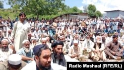 د جولایي پر لسمه د تیرا په بر قمبرخیلو کې د ناامنۍ او هلته د وسلوالو د شتون پرضد د شوې غونډې ګډونوال. 