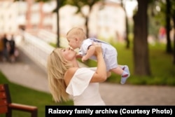 Кирило Раізов з мамою. Фото з особистого архіву родини