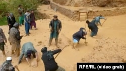 تعدادی از باشنده گان سیلاب زده ولایت بغلان