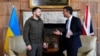 Prim-ministrul britanic, Rishi Sunak (dr), discută cu președintele ucrainean Volodimir Zelenski înainte de o întâlnire bilaterală în Marea Britanie, la 15 mai.