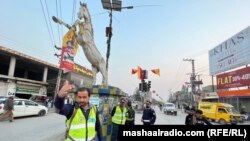 د ډېره اسماعیل خان ښار په څلورلاره کې د ټرافیکو پولیس ګاډو ته د تګ اشاره کوي - د فبرورۍ اوومې انځور.