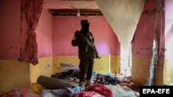 تصویر آرشیف: یکی از افراد طالبان در خانه که گفته میشود در آن افراد داعش حضور داشته اند. 
