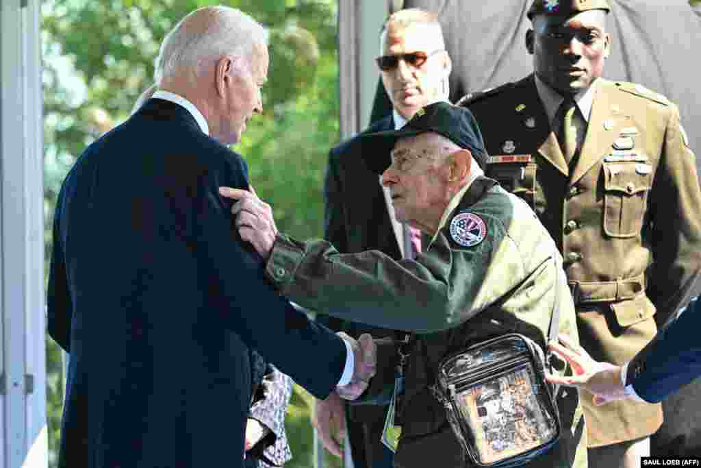 Під час церемонії Байден зустрічається з іншим ветераном &nbsp;