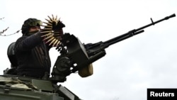 Український військовослужбовець завантажує набої для кулемета на танку під час вишколу біля лінії фронту в Запорізькій області, 29 березня 2023 року