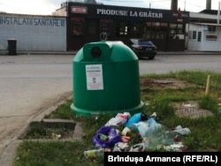 După închiderea târgului gunoiul e lăsat pentru Salubritate