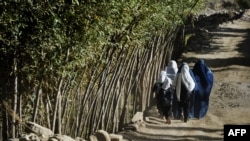 دختران افغان بالای صنف ششم مدتی پس از ورود طالبان به کابل از رفتن به مکاتب منع شدند. بسیاری از آنان می‌گویند که به دلیل خانه‌نشینی دچار مشکلات روحی شده‌اند.