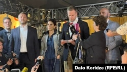 ესტონეთის, ლიეტუვისა და ისლანდიის საგარეო საქმეთა მინისტრები პარლამენტის წინ განთავსებული სცენიდან მიმართავენ მომიტინგეებს. 15 მაისი, 2024 წელი