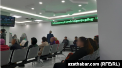 В некоторых регионах очереди на подачу заявлений в миграционные органы растянулись до декабря 2025 года. (Архивное фото)