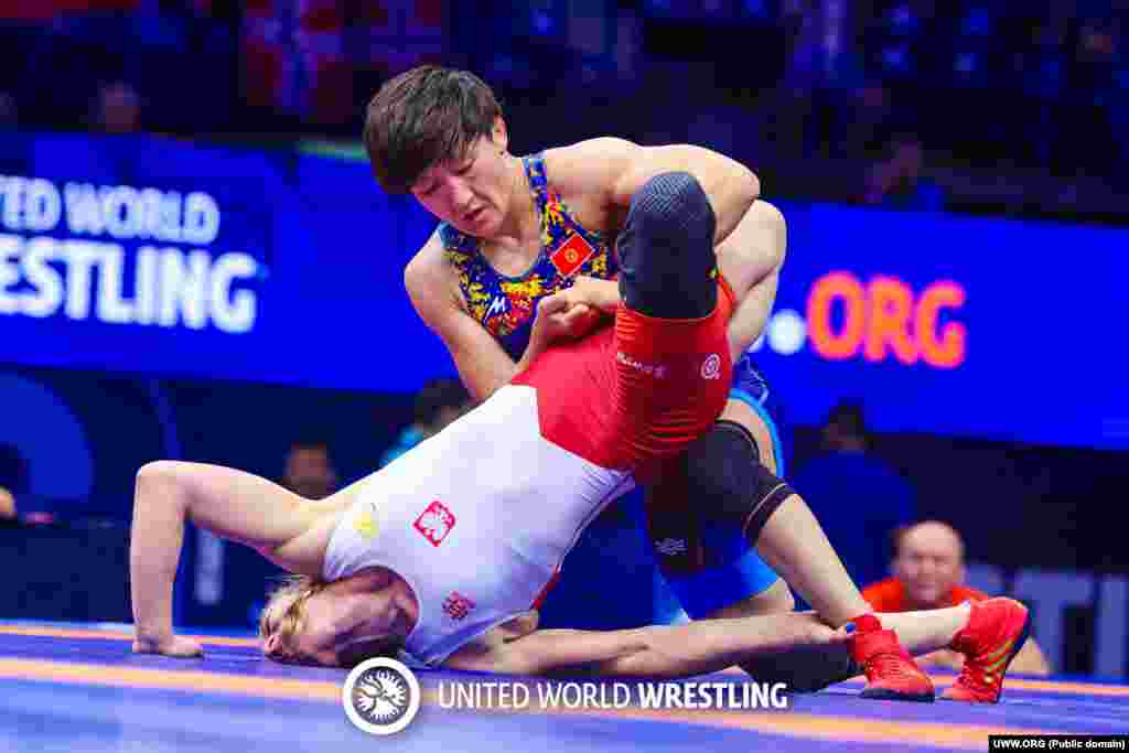 Сентябрда Сербиянын Белград шаарында өткөн күрөш боюнча Дүйнө чемпионатында кыргызстандык Айсулуу Тыныбекова алтын медал утуп, Дүйнөнүн үч жолку чемпиону болгон Кыргызстандын&nbsp;алгачкы спортчусу болуп калды. Айсулуудан сырткары балбандар Акжол Махмудов менен Жоламан Шаршенбеков да Дүйнөнүн эки жолку чемпиону болду.&nbsp; Айсулуу 2023-жылы бешинчи жолу Азиянын чемпиону болду.&nbsp;