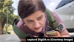 Cristina Cileacu, jurnalist Digi24, în timpul unei transmisiuni în direct de la Așkelon (Israel, aproape de granița cu Fâșia Gaza) în care au sunat alarmele.