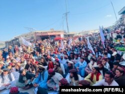 د اپرېل پر اوومه په جنوبي وزیرستان کې لسګونه کسانو د پوځي عملیاتو پرضد مظاهره وکړه.