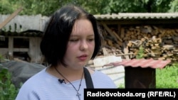 Карина Пильгун, онука Володимира та Валентини Дідуків. Київська область, село Забуяння, 18 липня 2023 року