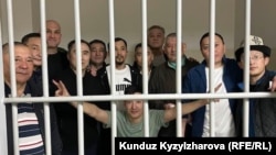 Кемпир-Абад иши боюнча кармалган саясатчы, активист жана коомдук ишмерлердин бир бөлүгү. Архивдик сүрөт.