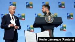 Джо Байден і Володимир зеленський на саміті НАТО у Вільнюсі. Зеленський тоді не зміг приховати свого розчарування тим, що НАТО так і не пішов на те, щоб пообіцяти Україні щось більше від «відкритих дверей», у які невідомо коли можна буде увійти