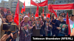 Адахан Мадумаровду бошотууну талап кылган акция. Тарапташтары депутаттын сүрөтүн кармап турушат. 13-сентябрь, 2023-жыл. Бишкек шаардык сотунун жанында. 