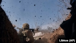 باخموت کې د جګړې لومړۍ کرښه کې اوکرایني ځواکونه د جګړې پرمهال