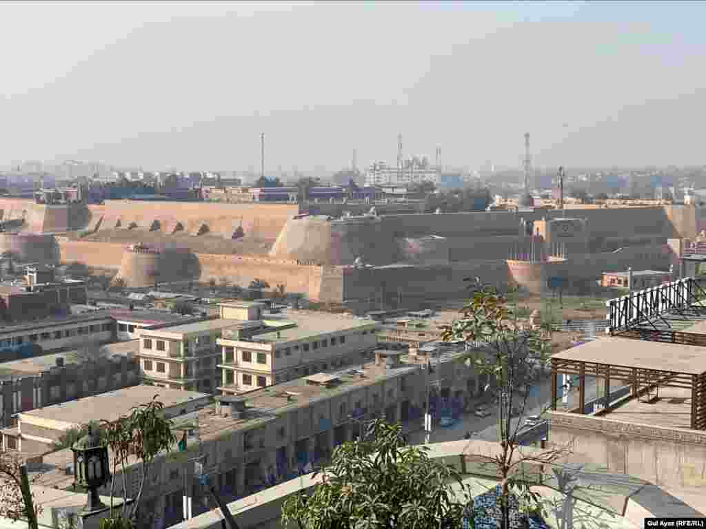 چارواکي وايي په پېښور کې یې د انتخاباتو امنیت لپاره اقدامات کړي دي. په دې انځور کې د ښار بالاحصار قلعه ښکاري.&nbsp;