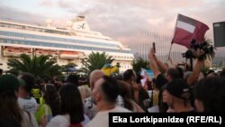 Як повідомила кореспондентка Радіо Свобода, пасажири, які зібралися на палубі, скандували «Росія»