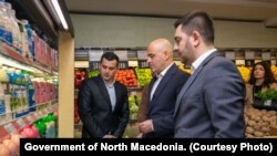 Премиерот Димитар Ковачевски и министерот за економија Крешник Бектеши во еден од скопските маркети