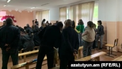 Նախապատրաստական վերջին աշխատանքներն են իրականացվում, ծնողները սպասում են միջոցառման մեկնարկին, 24-ը մայիսի, 2024թ․