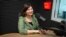 Poeta Lena Chilari, în studioul Europei Libere, în timpul înregistrării podcastului „Laboratorul Social”.