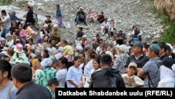 Люди, заблокированные на курорте Абшыр-Ата из-за размытия единственной дороги. Ноокатский район Ошской области. 