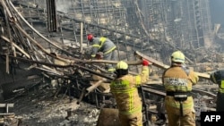 Echipe de intervenție lucrează în interiorul Crocus City Hall, în suburbia Krasnogorsk, la vest de Moscova, pe 23 martie 2024, în urma atacului armat de vineri seară. Fotografie distribuită de Ministerul rus pentru Situații de Urgență.