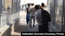 شماری از افغان‌های که از ایران بگونه اجباری اخراج شده اند - عکس از آرشیف