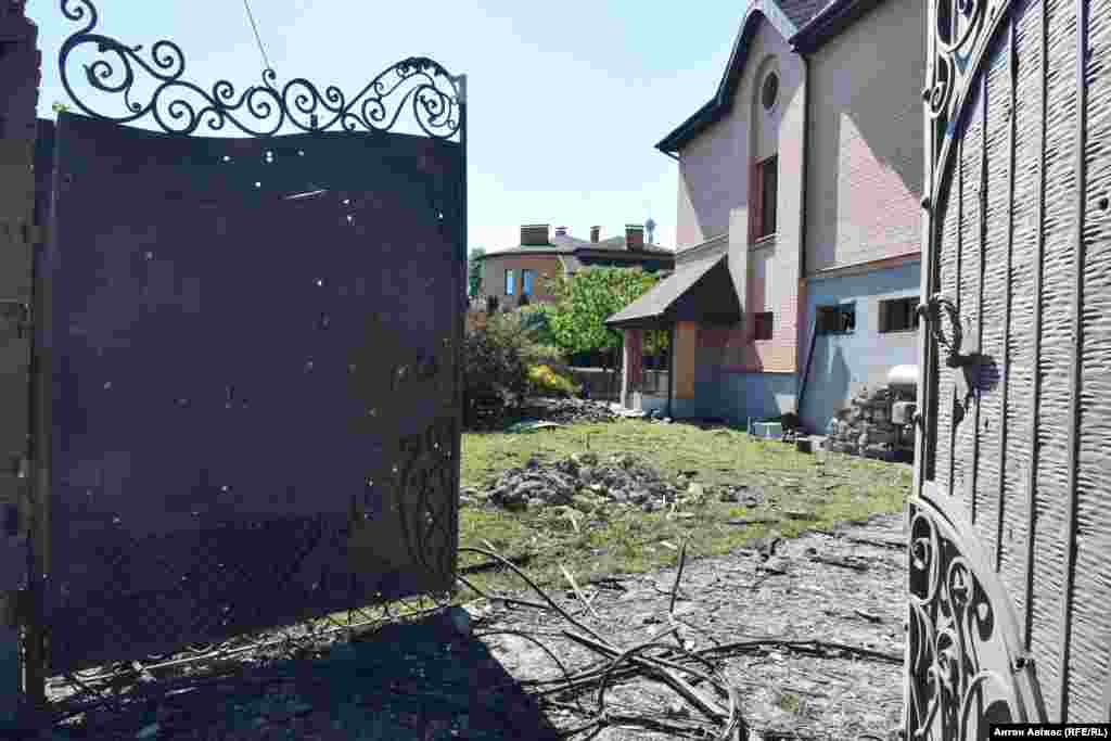 Ударною хвилею відкрило важкі ковані ворота подвір&#39;я будинку, який&nbsp;напроти місця влучання ракети. 10 травня 2024 року