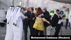 سیامک نمازی و مراد طاهباز، دو آمریکایی آزاد شده از ایران، پس از ورود به فرودگاه دوحه