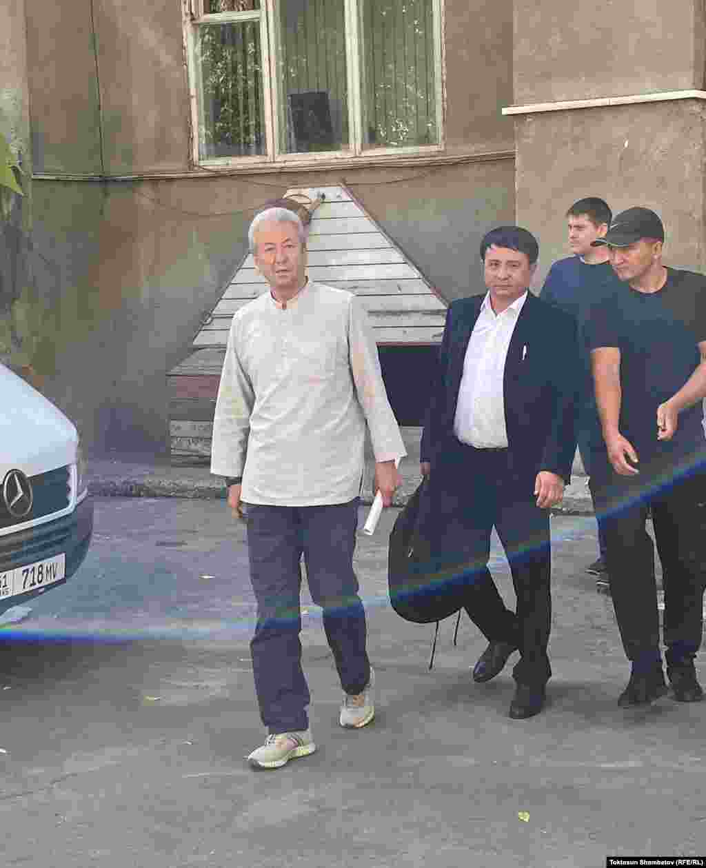 2-сентябрда "Бүтүн Кыргызстан" фракциясынын лидери, Жогорку Кеңештин депутаты Адахан Мадумаров кармалып,&nbsp;Улуттук коопсуздук комитетинин тергөө абагына камалды.&nbsp;Кыргыз-тажик чек арасындагы тилке боюнча 2009-жылы протоколго кол койгону үчүн ага &ldquo;Мамлекеттик чыккынчылык&rdquo; деген берене менен айып коюлган.&nbsp;